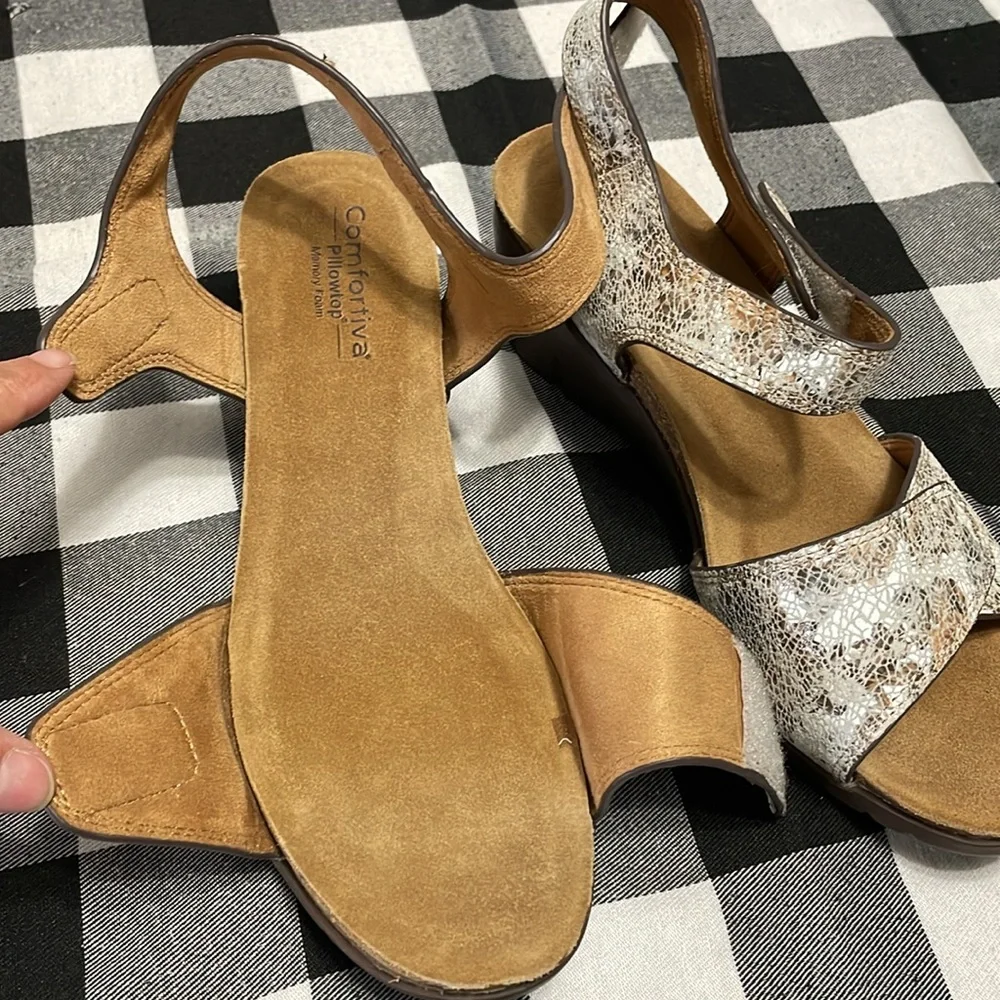 Comfortiva Abria Grey Flower Leather Wedge Sandals Pillowtop Memory Foam Sz 10W